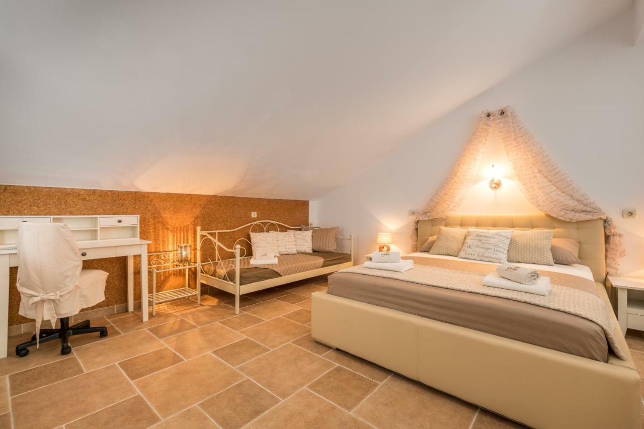 Holiday Home Harmony Zrnovnica Экстерьер фото